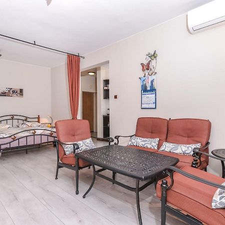 Visit Sofia | Macedonia Square Central Apartment Bagian luar foto