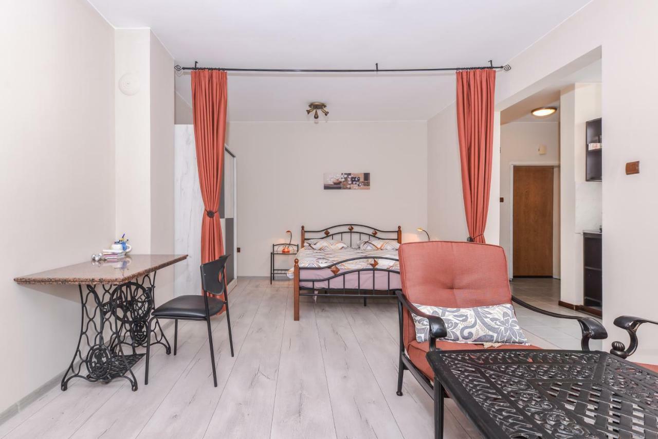 Visit Sofia | Macedonia Square Central Apartment Bagian luar foto