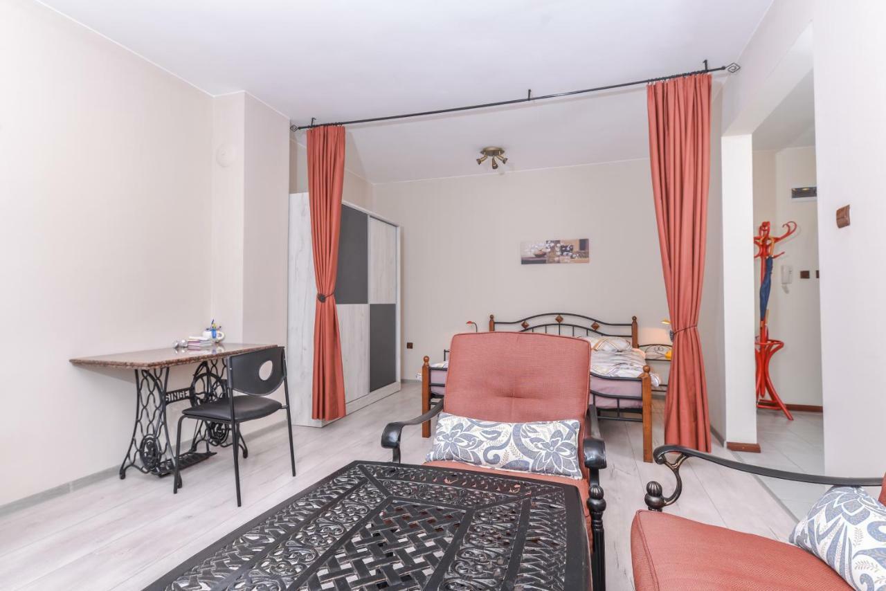 Visit Sofia | Macedonia Square Central Apartment Bagian luar foto